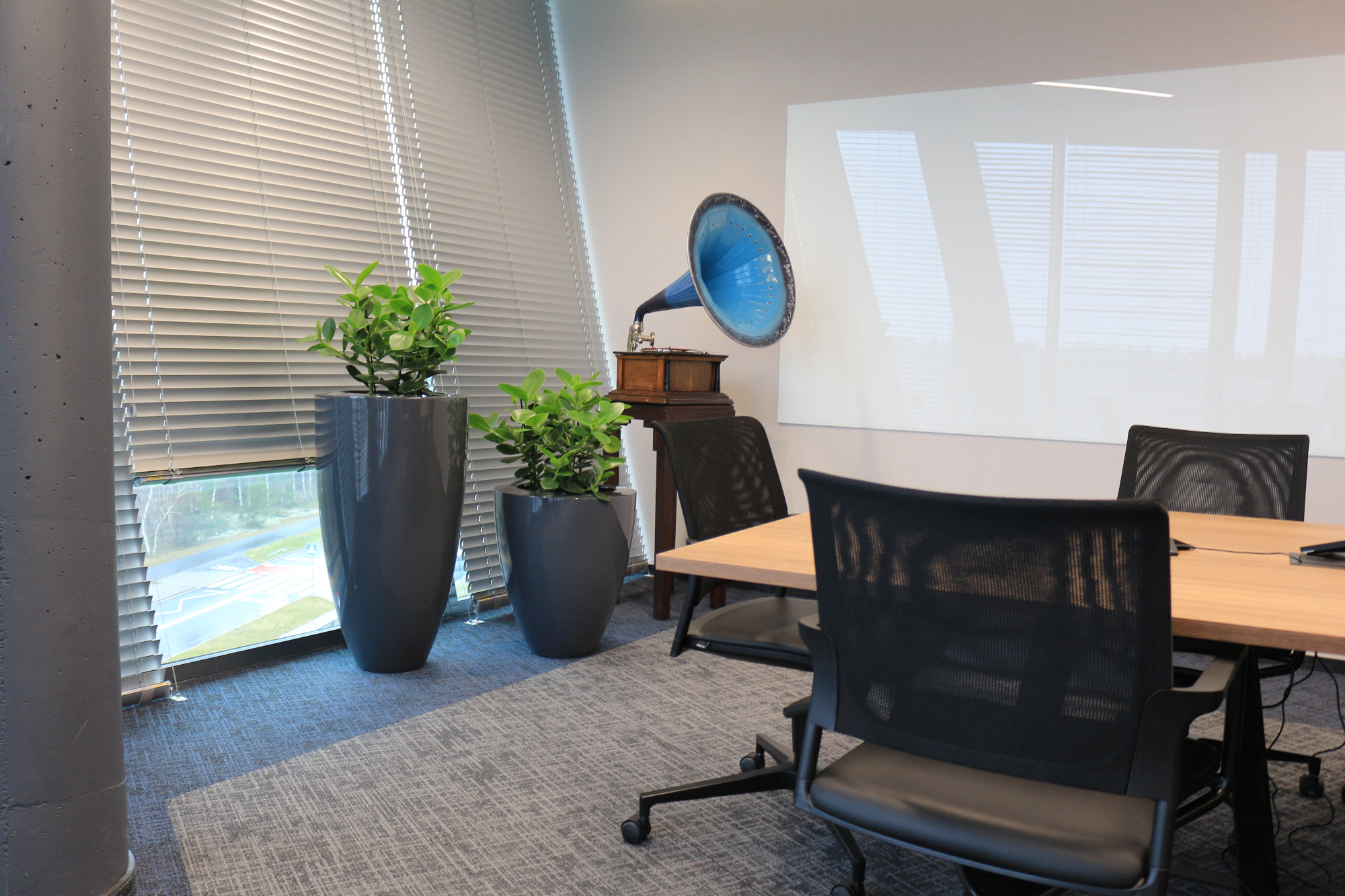 Donice z laminatu w biurze