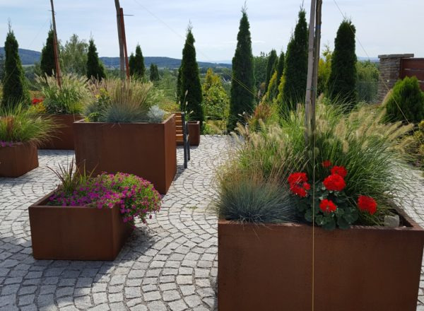 Donice z cortenu w ogrodzie