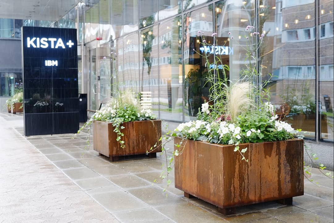 Donice z cortenu na skwerze