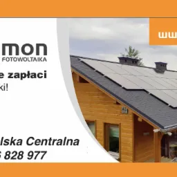 Fotowoltaika Hymon na dachu drewnianego domu z numerem 43, w tle góry i las, z widoczną reklamą firmy i hasłem 'Niech Słońce zapłaci Twoje rachunki!'