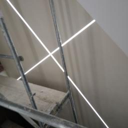 Tombud - Ściana z zamontowanym oświetleniem liniowym LED, widok z rusztowania.