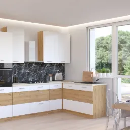 Jasna kuchnia z białymi i drewnopodobnymi szafkami, czarnym marmurkowym backsplashiem, sprzętem AGD w zabudowie i stołem jadalnym przy oknie z widokiem na zieleń.