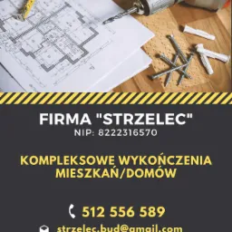 Plan mieszkania z naniesionymi wymiarami leży na drewnianym blacie obok wiertarki, poziomicy, miarki i kilku kołk&oacute;w rozporowych ze śrubami.