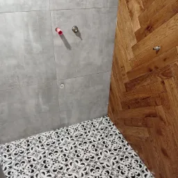 2 rodzaje płytek + parkiet na jednej ze ścian :)