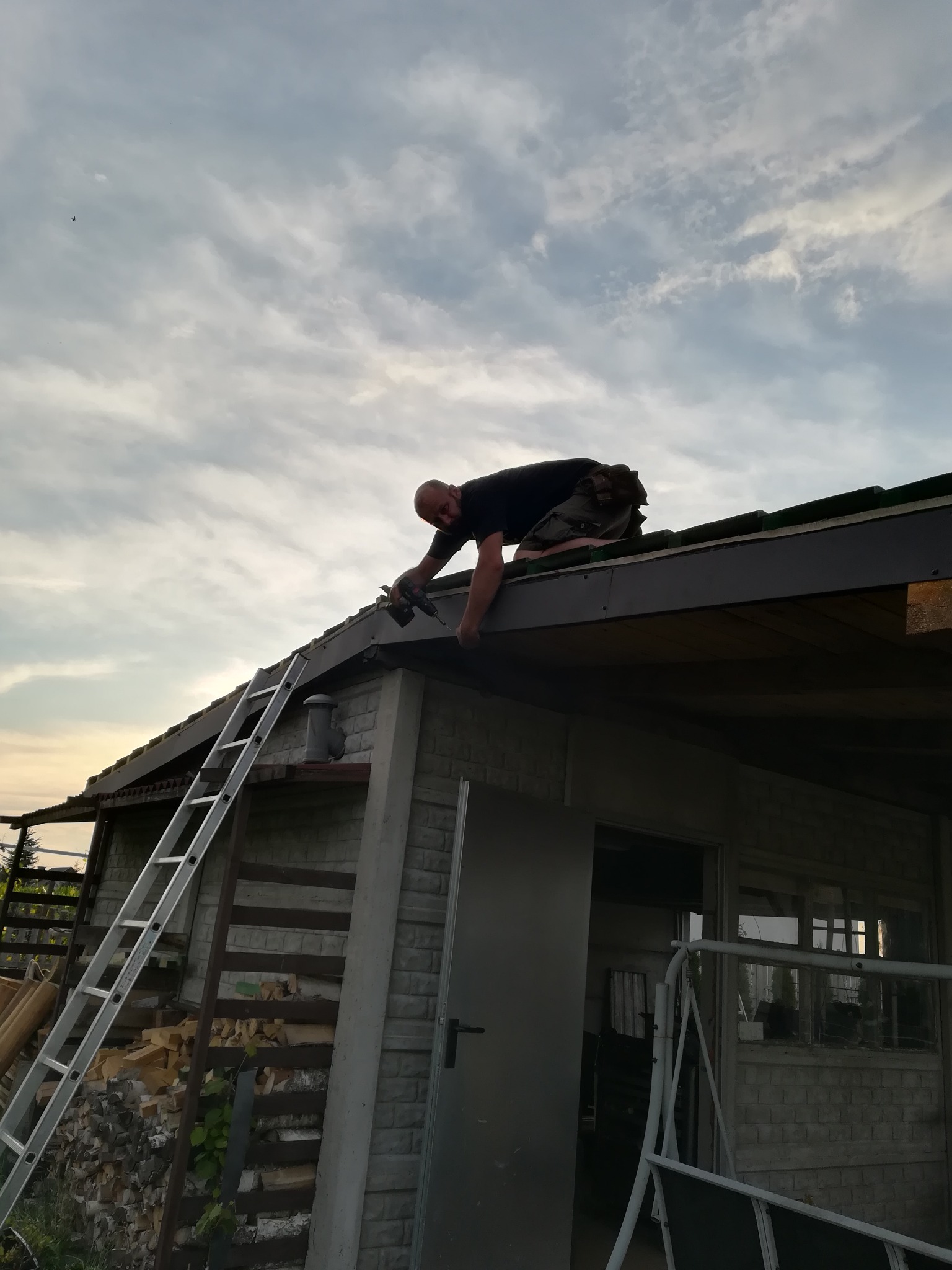 krycie i obróbki dachu na garażu-altanie