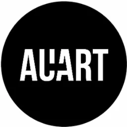 Logo 'AU'ART' w białej czcionce na czarnym okręgu.
