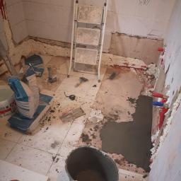 Łazienka przed Zbicie płytek, tynków i i prostowanie ścian