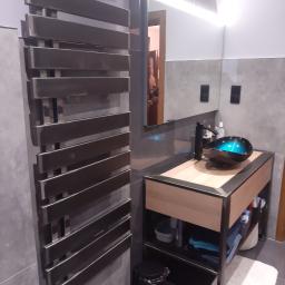 Usługi spawalnicze Custom-Metal Karol Lewicki - Nowoczesna łazienka z grzejnikiem drabinkowym z metalu, umywalką w kształcie misy i szafką z metalową ramą.