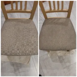 Krzesło z tapicerowanym siedziskiem w dwóch ujęciach: po lewej stronie z widocznym zabrudzeniem, po prawej po czyszczeniu, z ręcznikiem pod spodem.