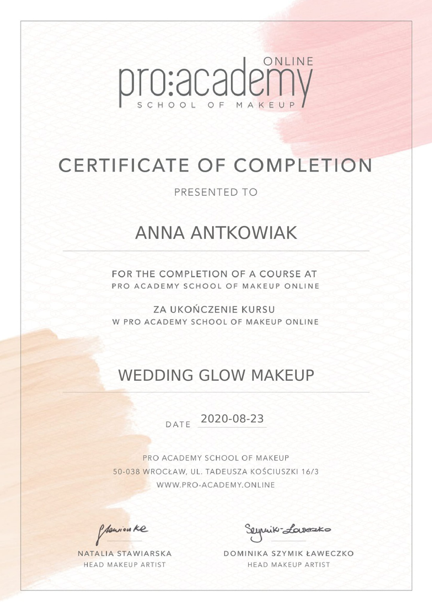 Certyfikat ukończenia kursu 'Wedding Glow' w Pro Academy School of Makeup Online dla Anny Antkowiak, wystawiony 23 sierpnia 2020 roku, podpisany przez Natalię Stawiarską i Dominikę Szymik Ławeczko.