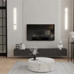 Nowoczesny salon z telewizorem na ścianie z pionowymi paskami, marmurowym stolikiem kawowym i minimalistycznymi lampami ściennymi.