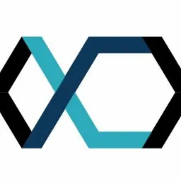 Abstrakcyjne logo składające się z dwóch przeplatających się sześciokątów w kolorach czarnym, ciemnoniebieskim i jasnoniebieskim na białym tle.