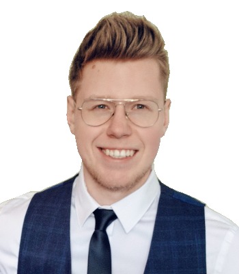 Portret uśmiechniętego mężczyzny w okularach, białej koszuli i granatowej kamizelce oraz krawacie na białym tle.