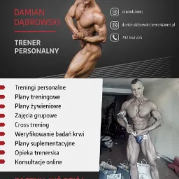 Grafika reklamowa prezentująca muskularnego mężczyznę, prawdopodobnie kulturystę, w dwóch ujęciach: jedno w pozach kulturystycznych na tle danych kontaktowych, drugie z pucharem i medalem po...