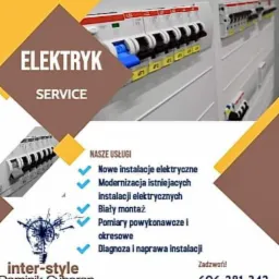Grafika reklamowa firmy elektrycznej z widocznymi bezpiecznikami i wyłącznikami różnicowoprądowymi na białej ścianie, oferta obejmuje nowe instalacje, modernizacje, biały montaż, pomiary i diagnozę.
