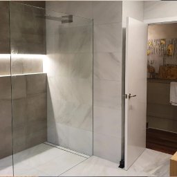 Inter-Style - Nowoczesna łazienka z przestronną kabiną walk-in, wykończoną beżowymi i marmurowymi płytkami, z liniowym oświetleniem LED w niszy i kwadratową deszczownicą.