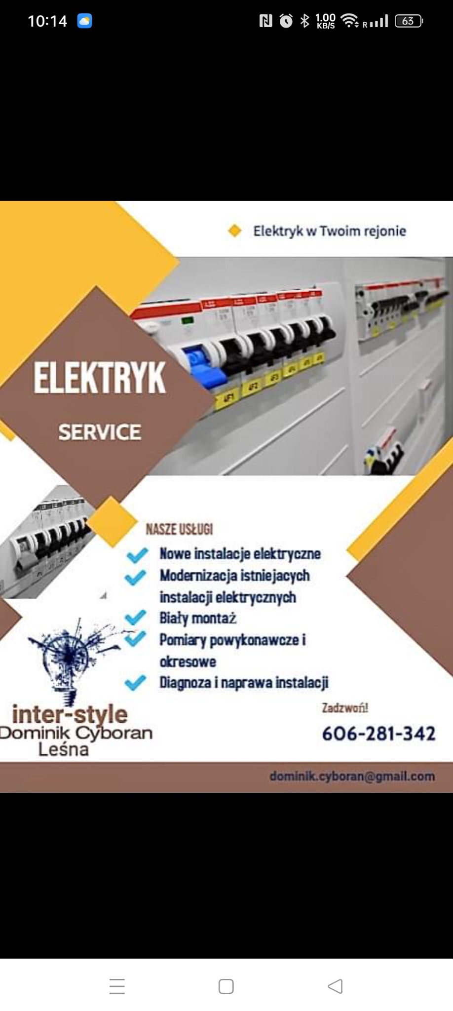 Grafika reklamowa firmy elektrycznej z widocznymi bezpiecznikami i wyłącznikami różnicowoprądowymi na białej ścianie, oferta obejmuje nowe instalacje, modernizacje, biały montaż, pomiary i diagnozę.