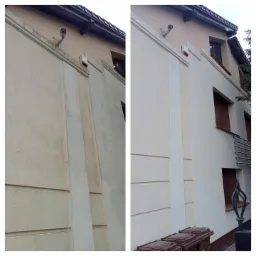 Porównanie fragmentu elewacji budynku przed i po czyszczeniu, widoczne różnice w kolorze i usunięte zabrudzenia.