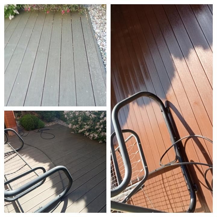 Czyszczenie drewnianego tarasu: porównanie stanu przed i po myciu, widoczne różnice w kolorze i czystości desek, fragment mebla ogrodowego w kadrze.