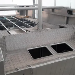 Kadłub aluminiowej łodzi roboczej