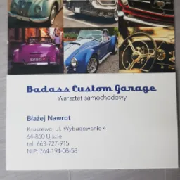 Wizytówka warsztatu samochodowego 'Badass Custom Garage' z kolażem zdjęć klasycznych aut: Garbus, Cadillac, Mustang, Cobra.