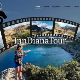 Strona internetowa biura podróży InnDianaTour z motywem taśmy filmowej prezentującej zdjęcia krajobrazów, z sylwetką samochodu z bagażami i menu nawigacyjnym na tle widoku na jezioro i góry.