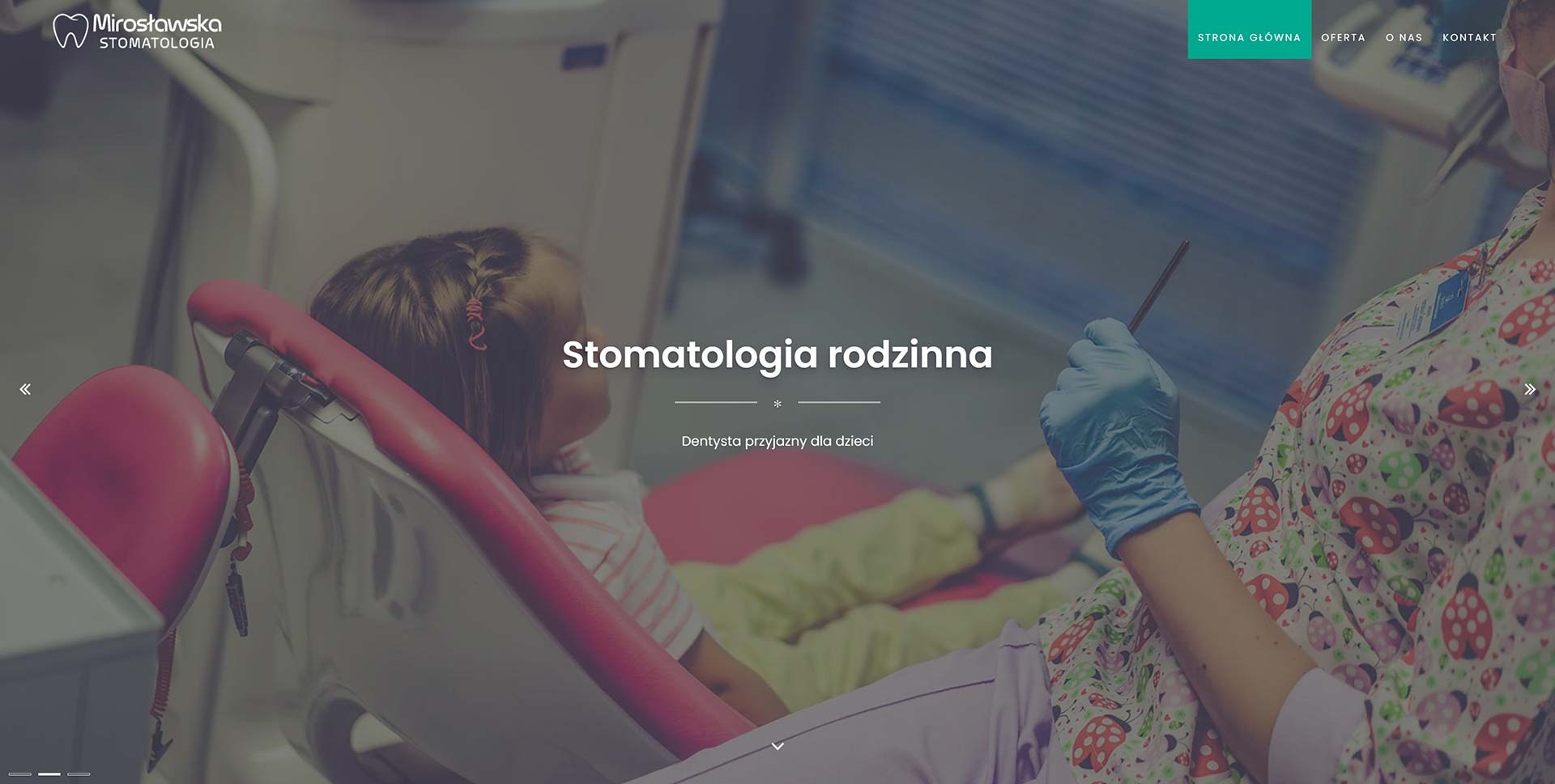 Strona internetowa stomatologii rodzinnej z dzieckiem w fotelu dentystycznym i dentystą w uniformie w biedronki.