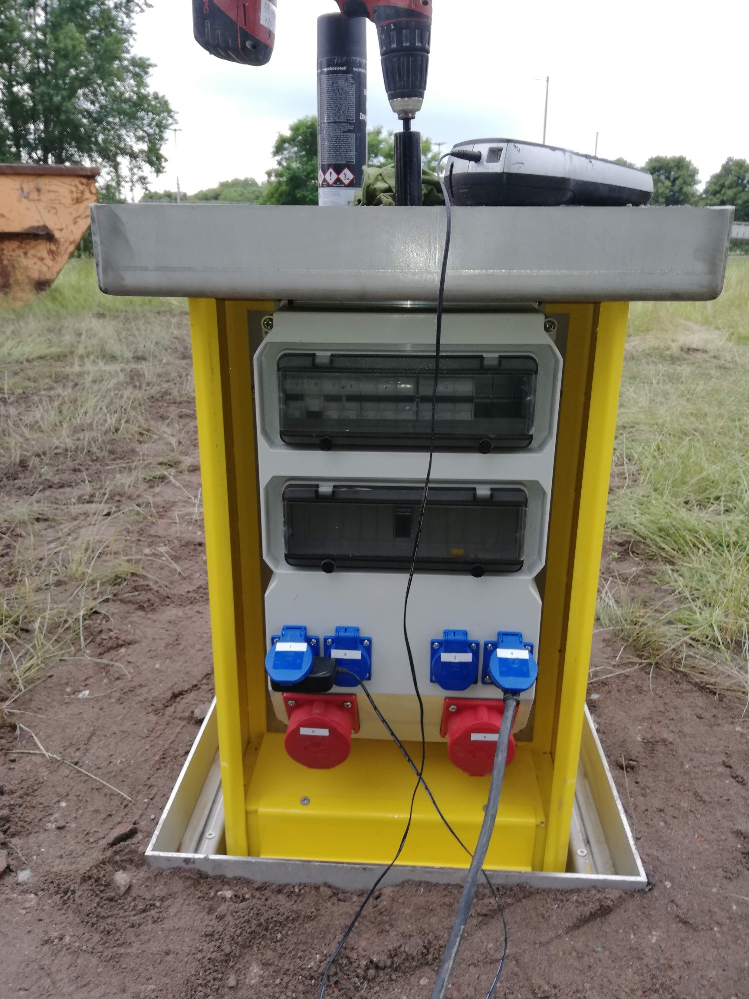 Złącze chowane w ziemi. Plac społeczny Wrocław