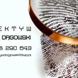 Wizytówka z odciskiem palca powiększanym przez lupę, nazwiskiem Leszek Drągowski, numerem telefonu i adresem e-mail.