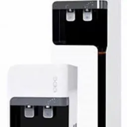 Dwa dystrybutory wody: wysoki wolnostojący z czarnym panelem i mały nablatowy z delikatnym logo, oba w kolorze białym, na jednolitym tle.