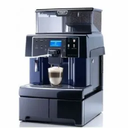 Profesjonalny, automatyczny ekspres do kawy z pełnym zbiornikiem ziaren i świeżo zaparzoną latte macchiato w szklance.