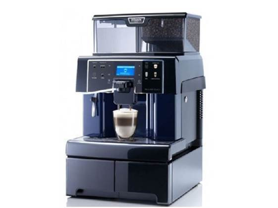 Profesjonalny, automatyczny ekspres do kawy z pełnym zbiornikiem ziaren i świeżo zaparzoną latte macchiato w szklance.