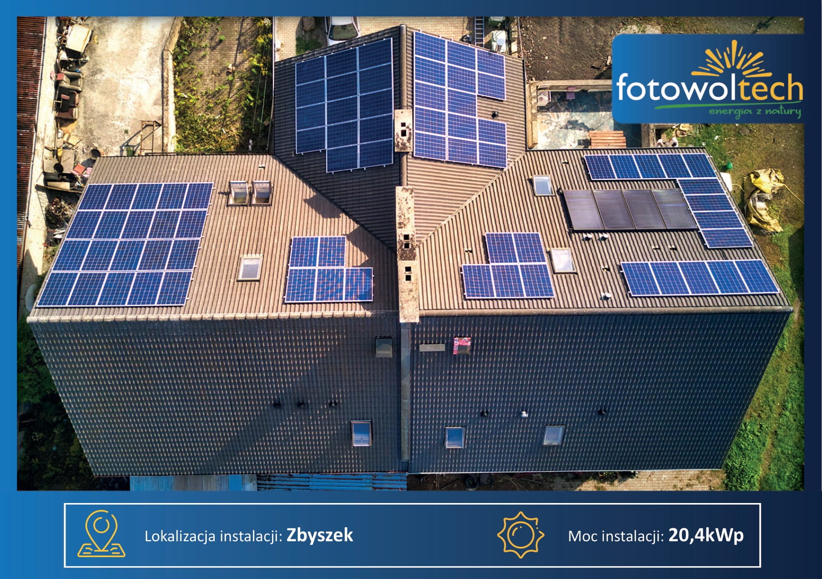 Widok z drona na dach domu z zainstalowanymi panelami słonecznymi o mocy 20,4kW, zlokalizowanego w miejscowości Zbyszek; logo firmy fotowoltech w prawym górnym rogu kadru.