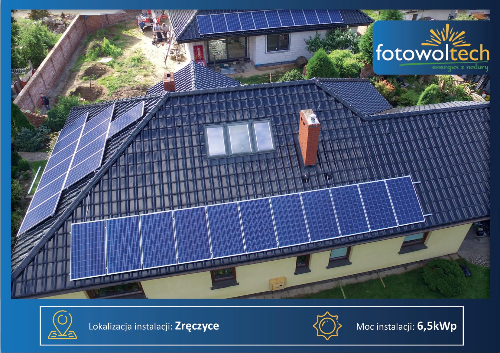 Widok z góry na dom z panelami fotowoltaicznymi na czarnym dachu, komin z czerwonej cegły i okna dachowe, z logo firmy fotowoltech w prawym górnym rogu.