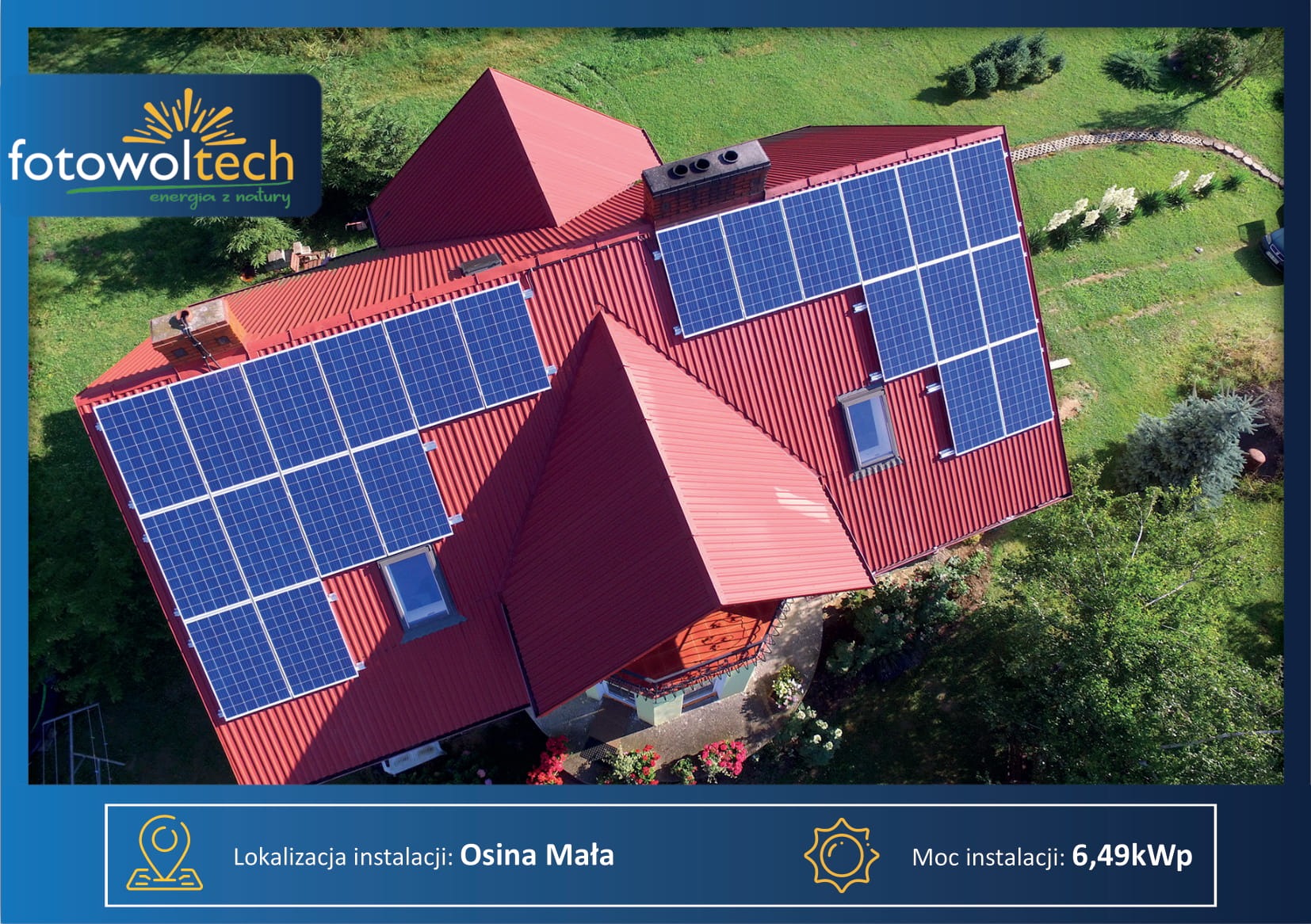 Widok z góry na dom z czerwoną dachówką, na której zamontowane są panele słoneczne; widoczny także komin i okna dachowe.