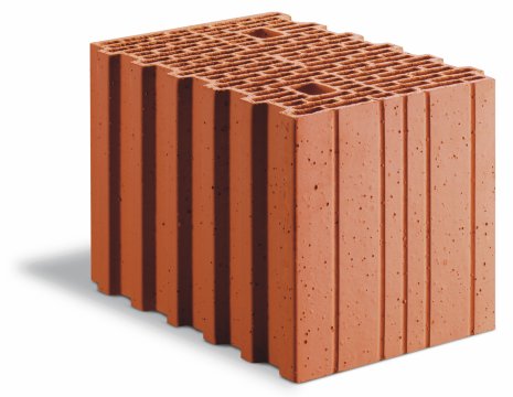 Czerwony pustak ceramiczny Wienerberger Porotherm z widocznymi otworami i rowkami, oświetlony z góry, rzucający cień na białe tło.