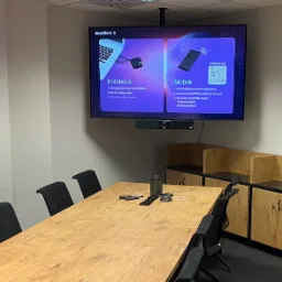 Instalacja monitora 86' Yama, system bezprzewodowej komunikacji Benq i wideokonferencja Aver.