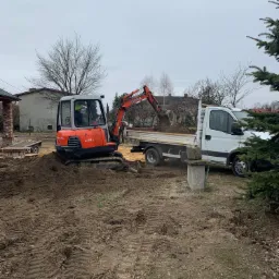 Do dyspozycji posiadamy minikoparkę Kubota oraz wywrotkę