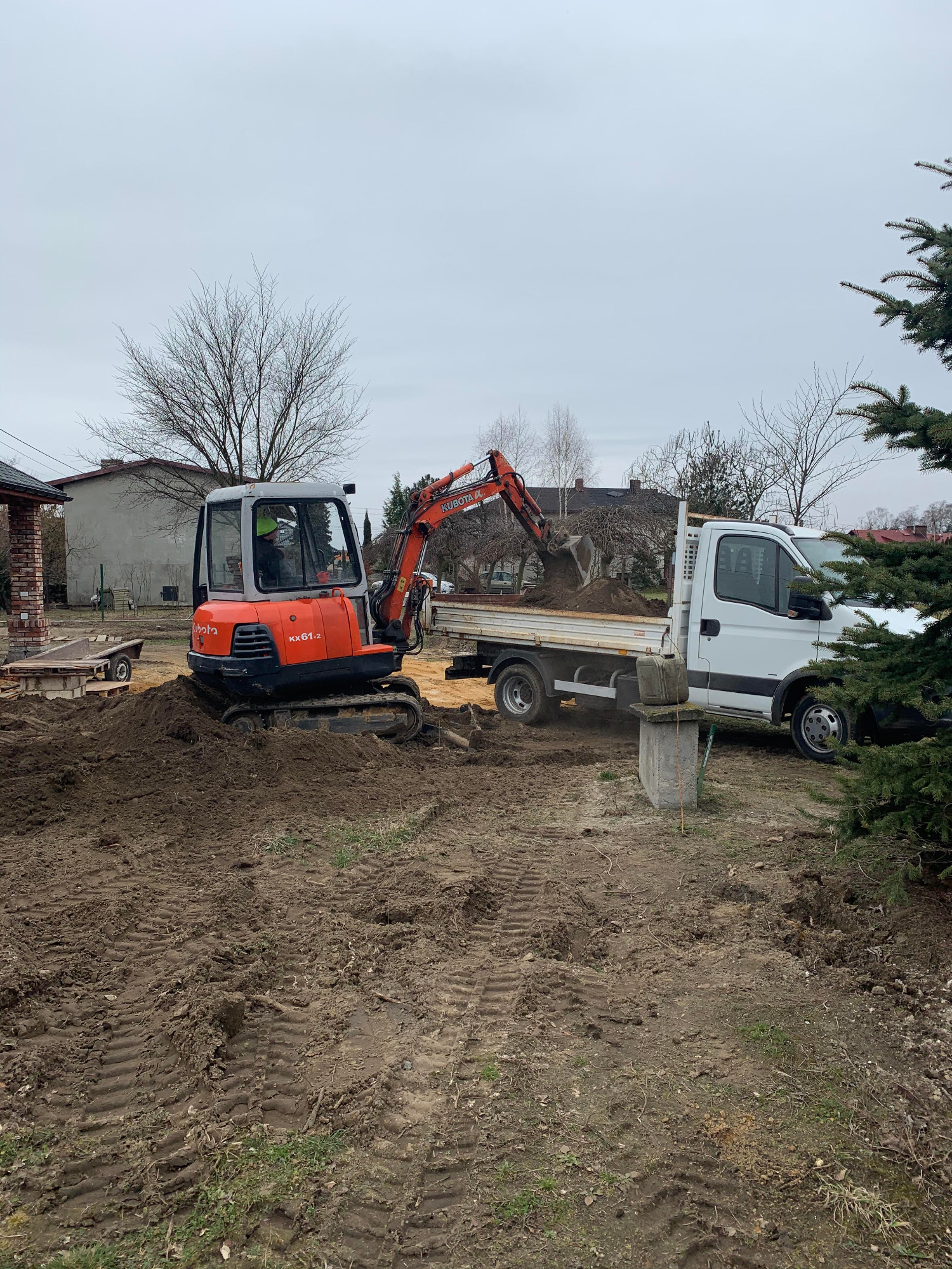 Do dyspozycji posiadamy minikoparkę Kubota oraz wywrotkę