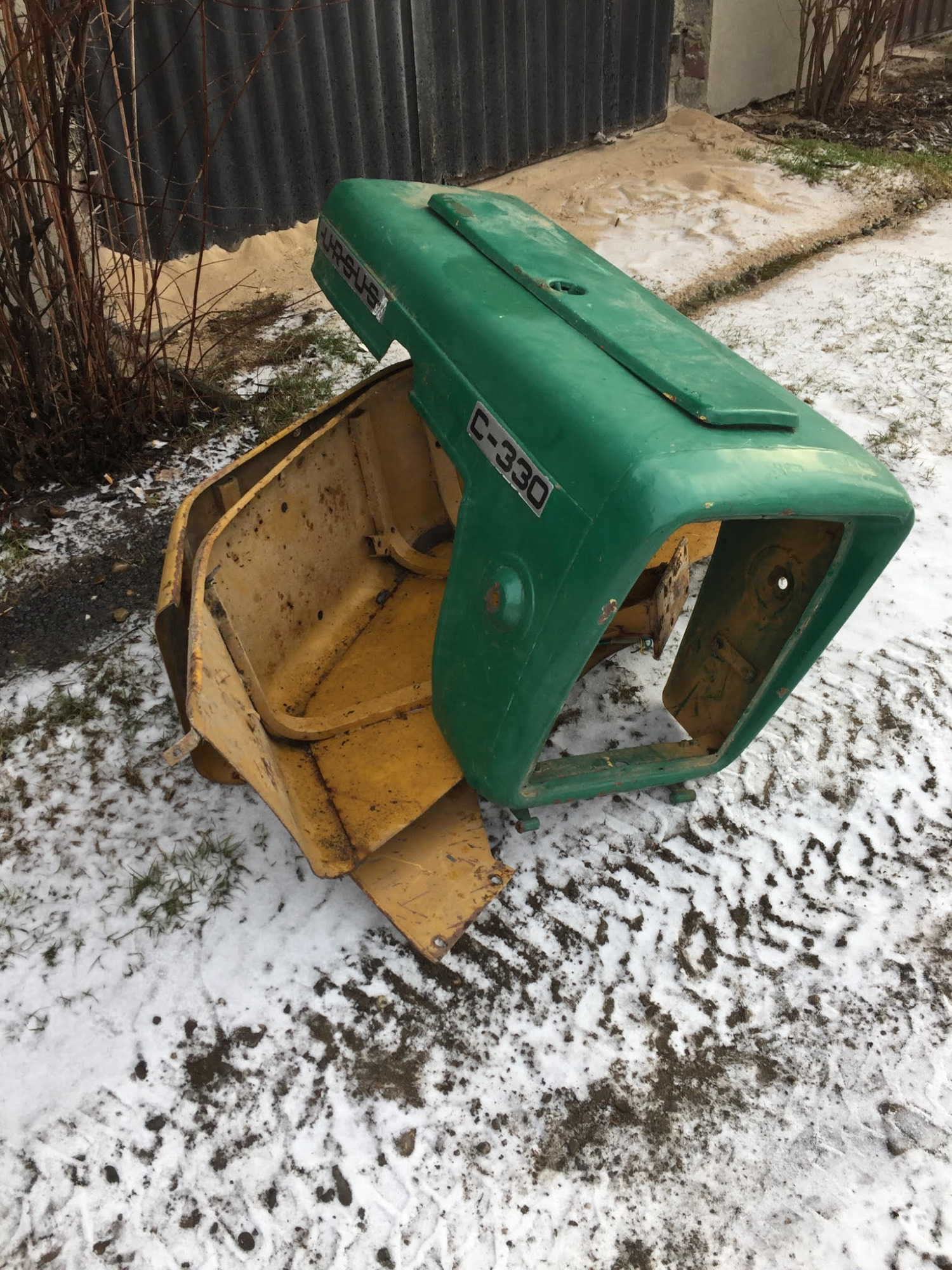 Karoseria traktora przed piaskowaniem