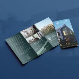 Rozłożona ulotka reklamowa apartamentów Yacht Club Apartments w Krynicy Morskiej, prezentująca wizualizacje budynków, wnętrz i mapę okolicy.