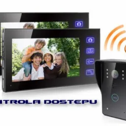 Zestaw wideodomofonowy z dwoma monitorami i panelem zewnętrznym z wbudowaną kamerą, prezentujący obraz rodziny na ekranie.