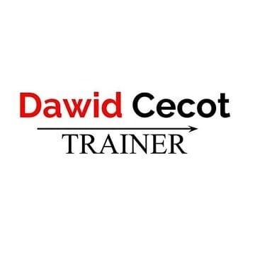 Logo z imieniem i nazwiskiem 'Dawid Cecot' zapisanym na czerwono i czarno, pod spodem napis 'TRAINER', całość na białym tle.