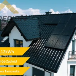 Czarny dach dwuspadowy z panelami fotowoltaicznymi na białym domu jednorodzinnym, widok z góry, informacja o mocy 6,12kWh, orientacja wschód-zachód, lokalizacja Dąbrowa Tarnowska.