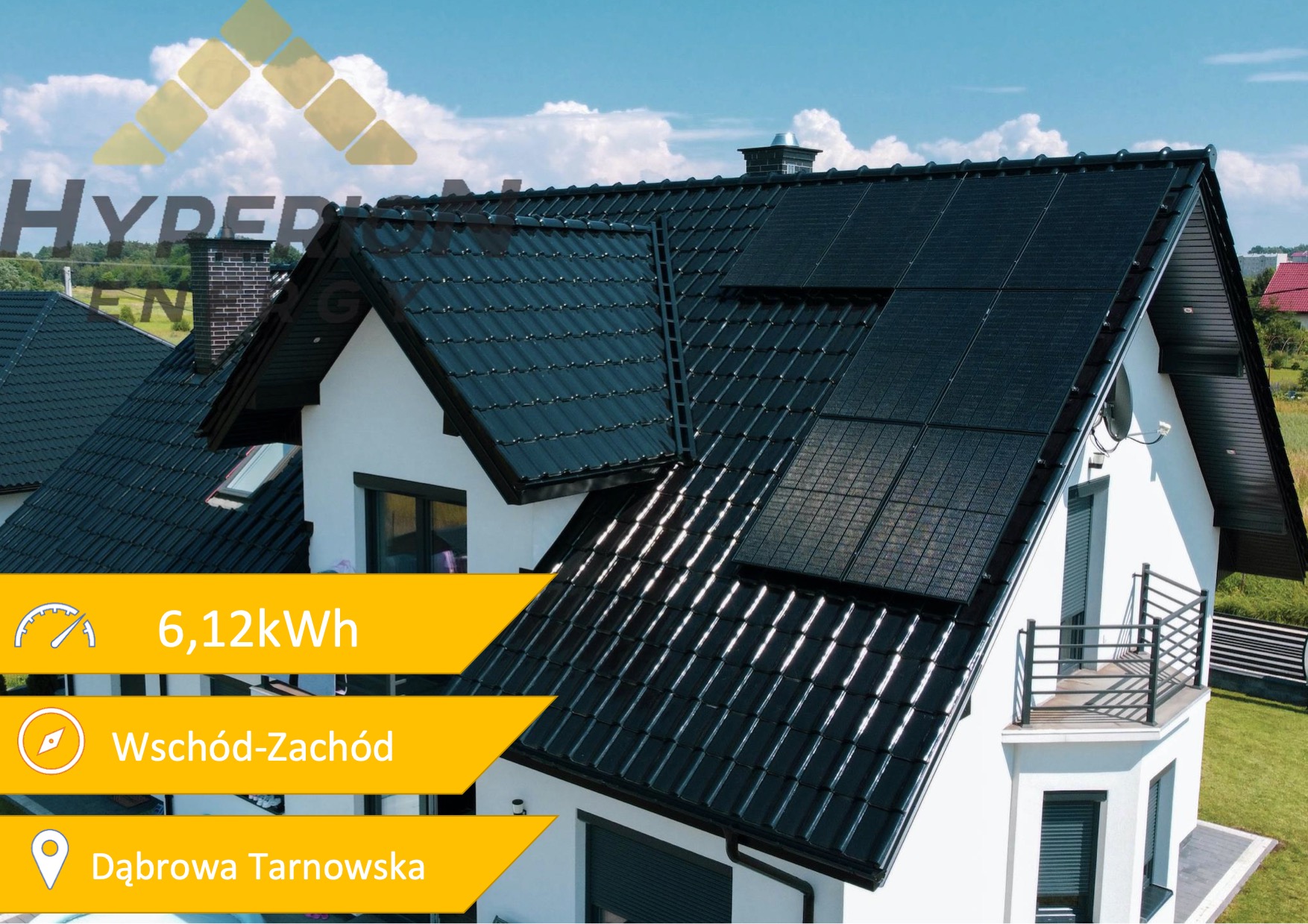 Czarny dach dwuspadowy z panelami fotowoltaicznymi na białym domu jednorodzinnym, widok z góry, informacja o mocy 6,12kWh, orientacja wschód-zachód, lokalizacja Dąbrowa Tarnowska.