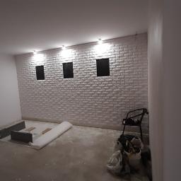 Układanie cegły gipsowej z pozostawieniem 