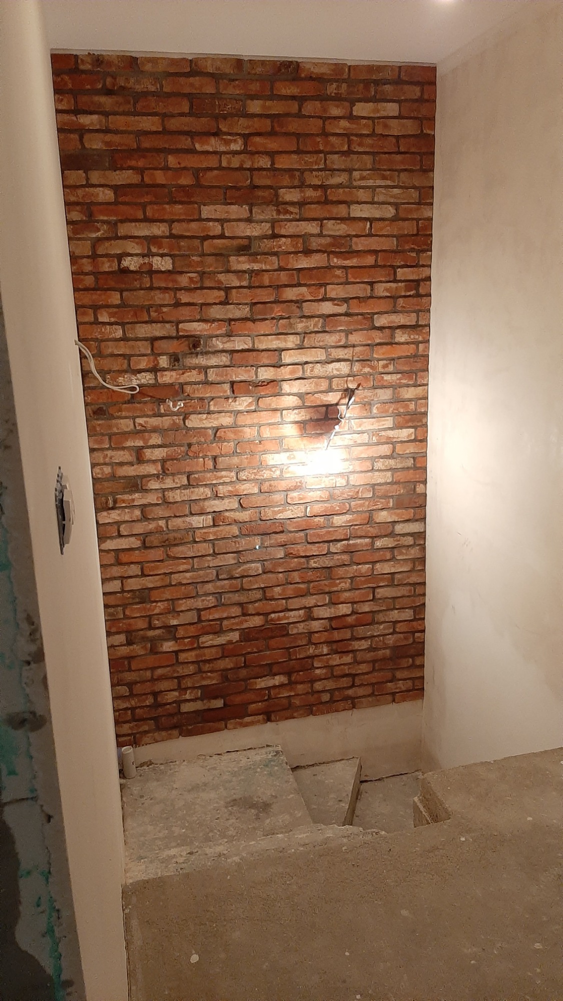 Układanie starej cegły naturalnej ciętej z lica.