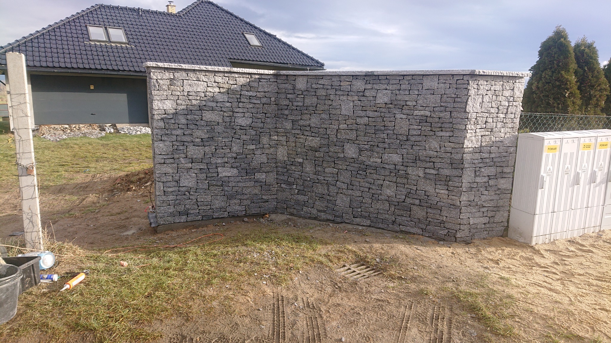 Ogrodzenie łupane z granitu Brama w realizacji