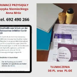 Stół z dokumentami, drewnianymi pojemnikami i telefonem wyświetlającym tekst o szczepionkach COVID-19 w języku niemieckim, obok leżą przetłumaczone zaświadczenia szczepień.