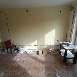 Wymiana instalacji elektrycznej na nową w domu.